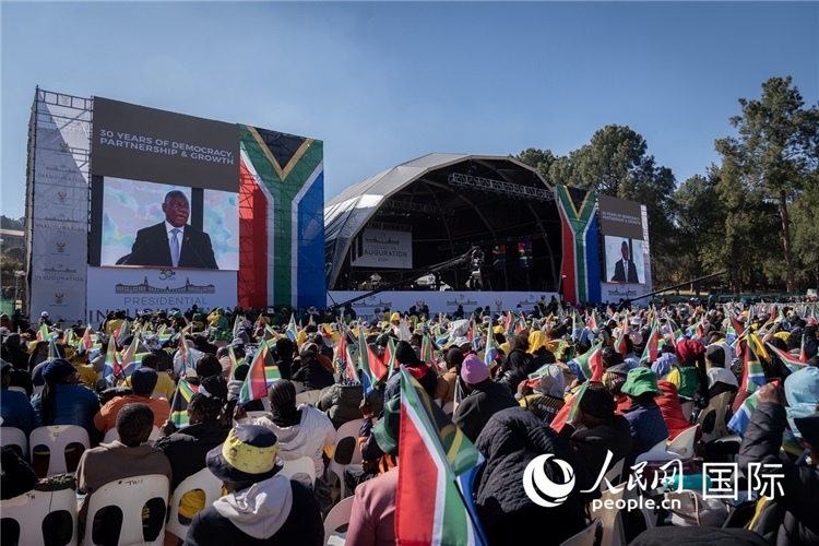 南非民眾觀看拉馬福薩總統(tǒng)就職演說。 人民日報非洲中心分社 希拉茲·莫林攝