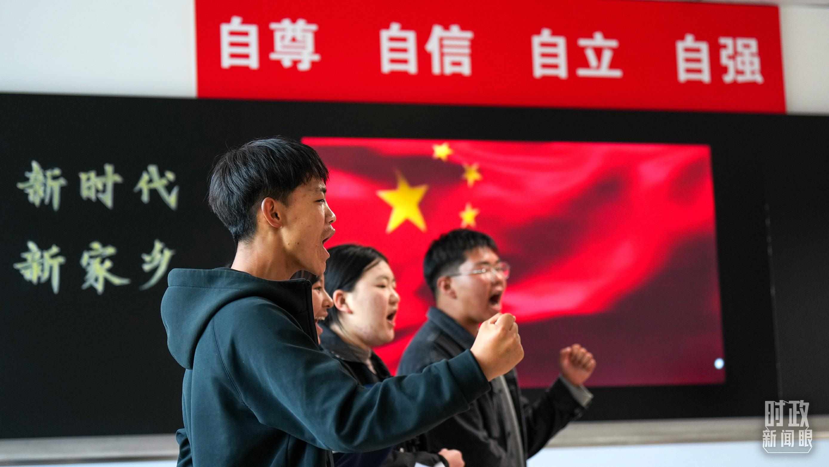 △果洛西寧民族中學(xué)高一（1）班的“新時(shí)代、新家鄉(xiāng)”主題思政課。（總臺(tái)央視記者許永松、國(guó)廣記者李晉拍攝）