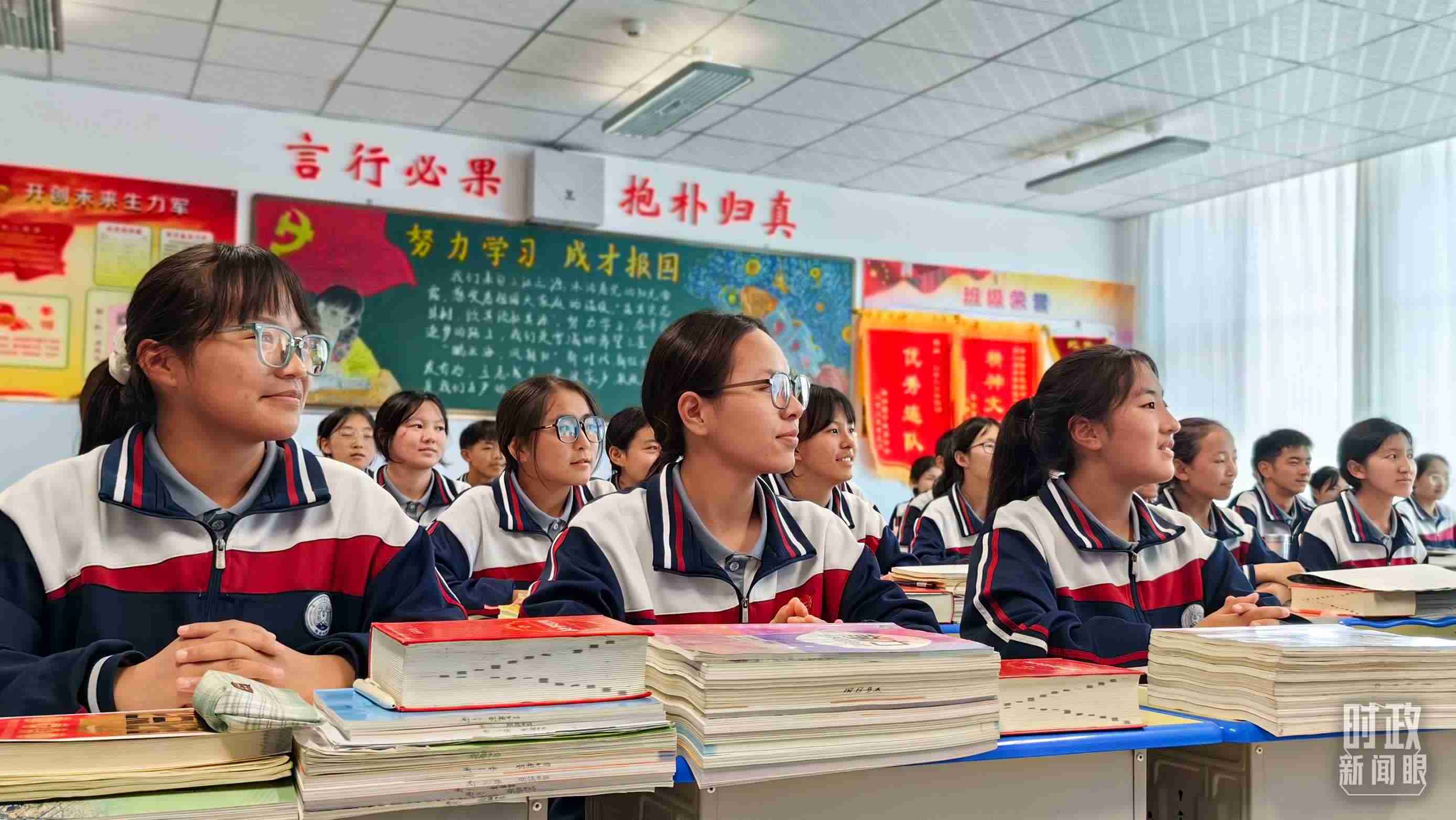 △果洛西寧民族中學(xué)高一（1）班的“新時(shí)代、新家鄉(xiāng)”主題思政課。（總臺(tái)央視記者段德文拍攝）