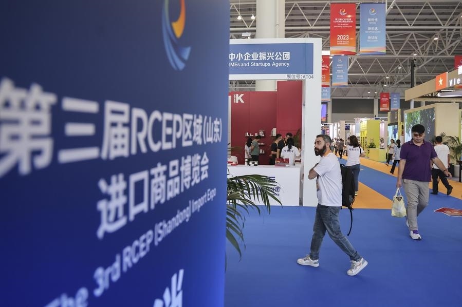 2023年8月18日，人們在第三屆RCEP區(qū)域（山東）進口商品博覽會上參觀。新華社發(fā)（許傳寶 攝）