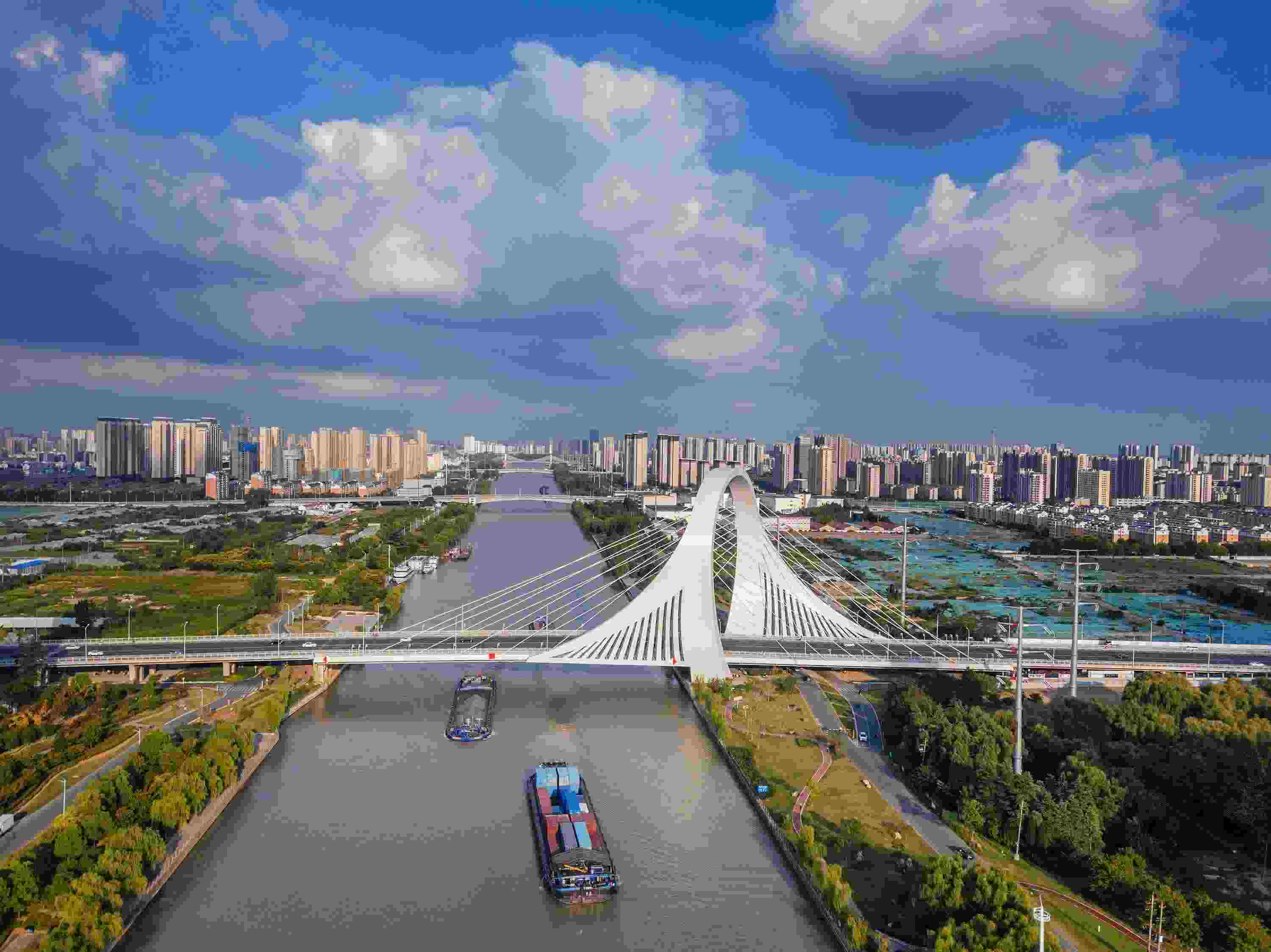 2022年9月12日，幾艘船舶行駛在江蘇淮安運(yùn)河大橋附近。