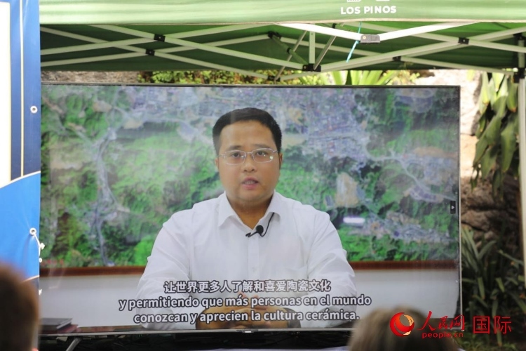 德化縣人民政府縣長方俊欽視頻致辭。人民網(wǎng) 埃內(nèi)斯托·多明戈斯攝