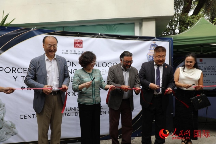 與會嘉賓為展覽開幕剪彩。人民網(wǎng) 埃內(nèi)斯托·多明戈斯攝