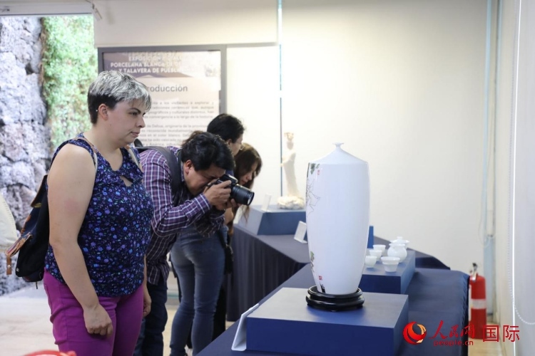 在展覽現(xiàn)場，觀眾們駐足欣賞德化白瓷和墨西哥彩瓷。人民網(wǎng) 埃內(nèi)斯托·多明戈斯攝