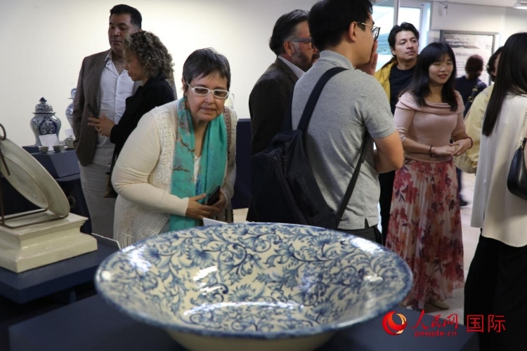 在展覽現(xiàn)場，觀眾們駐足欣賞德化白瓷和墨西哥彩瓷。人民網(wǎng) 埃內(nèi)斯托·多明戈斯攝