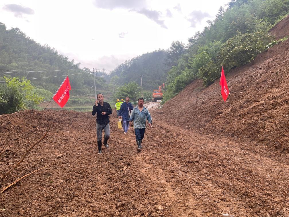6月22日，木石里008縣道最后一個塌方點搶通。（受訪者供圖）