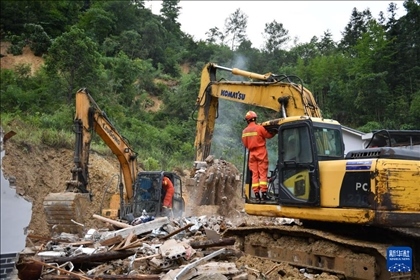 6月23日，救援人員在魚市鎮(zhèn)斗溪村龍?zhí)两M山體滑坡現(xiàn)場(chǎng)開展救援工作。新華社記者 陳振海 攝