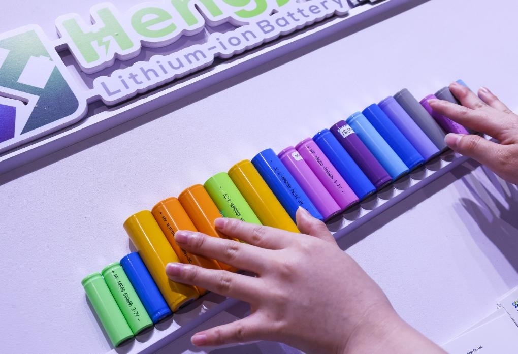 參展商在第135屆廣交會新能源展區(qū)布置鋰電池展品（2024年4月15日攝）。新華社記者 劉大偉 攝