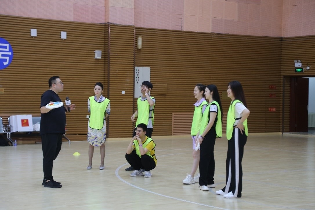 在“友趣體驗營”上，年輕用戶正在學(xué)習(xí)飛盤運(yùn)動技巧。 受訪者供圖