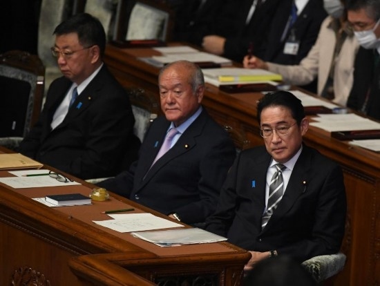 ??2023年12月13日，日本首相岸田文雄（右）參加國會閉會式。新華社記者馮武勇攝