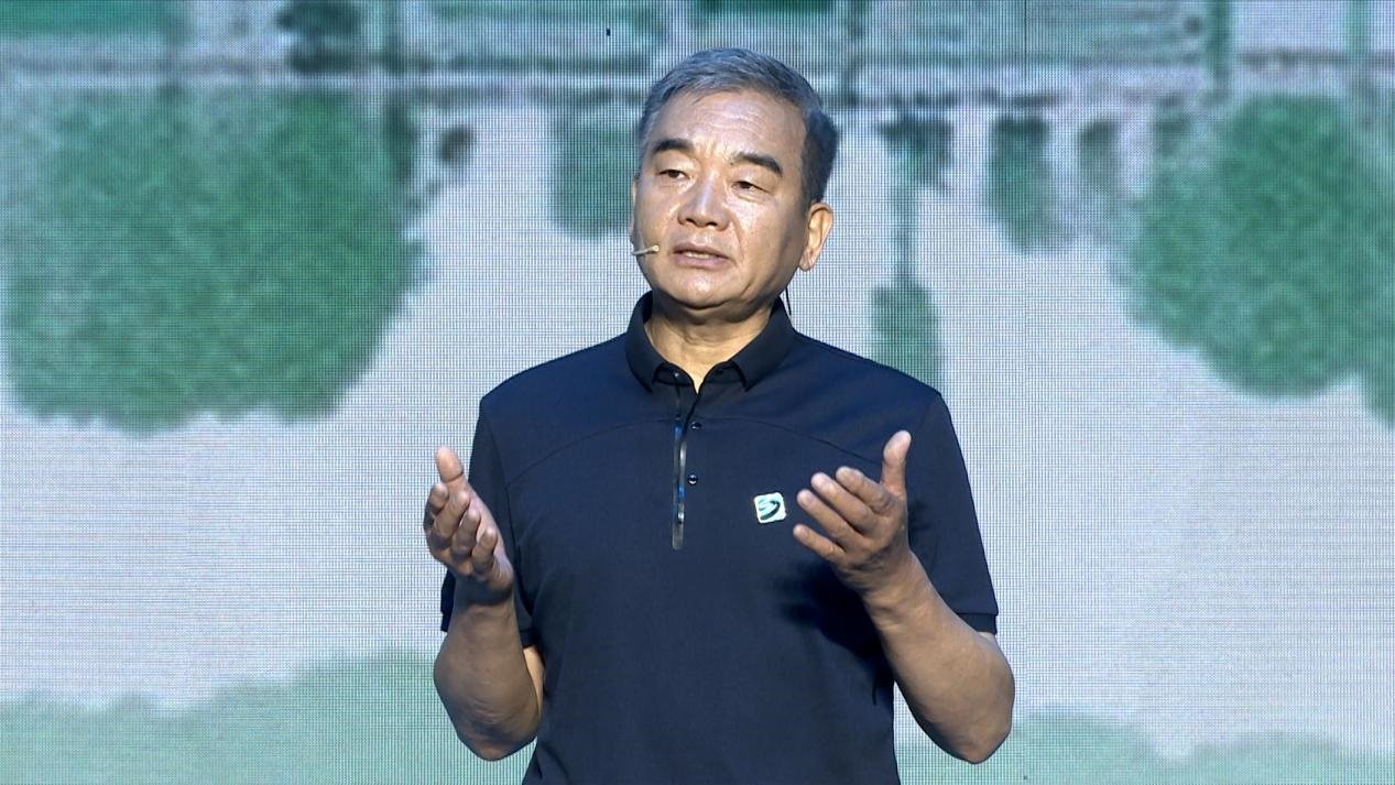 中國博物館協(xié)會理事長劉曙光現(xiàn)場講述。