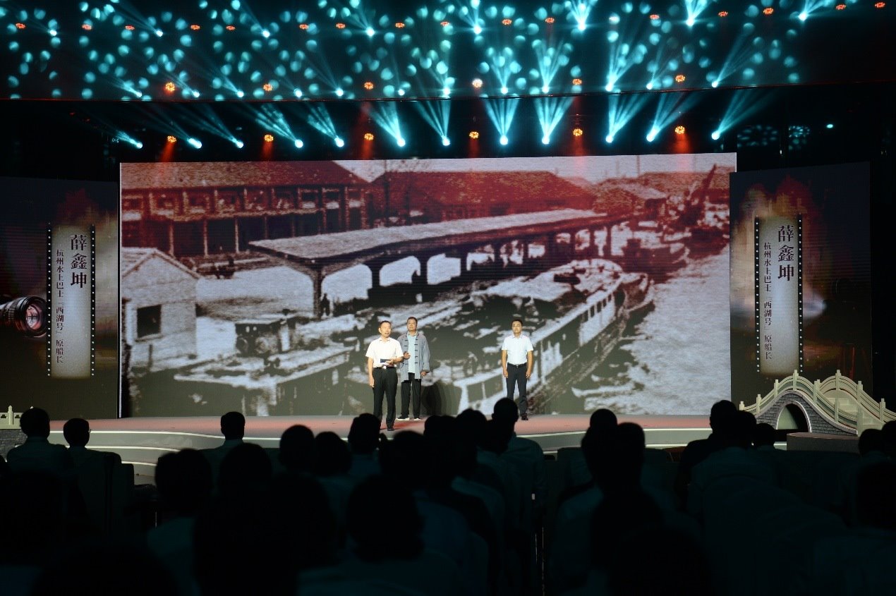 杭州水上巴士“西湖”號原船長薛鑫坤（左）、窯灣古鎮(zhèn)漁民藝術(shù)團團長沈召明（中）、港航潤楊6060貨船主楊杰偉（右）現(xiàn)場講述。