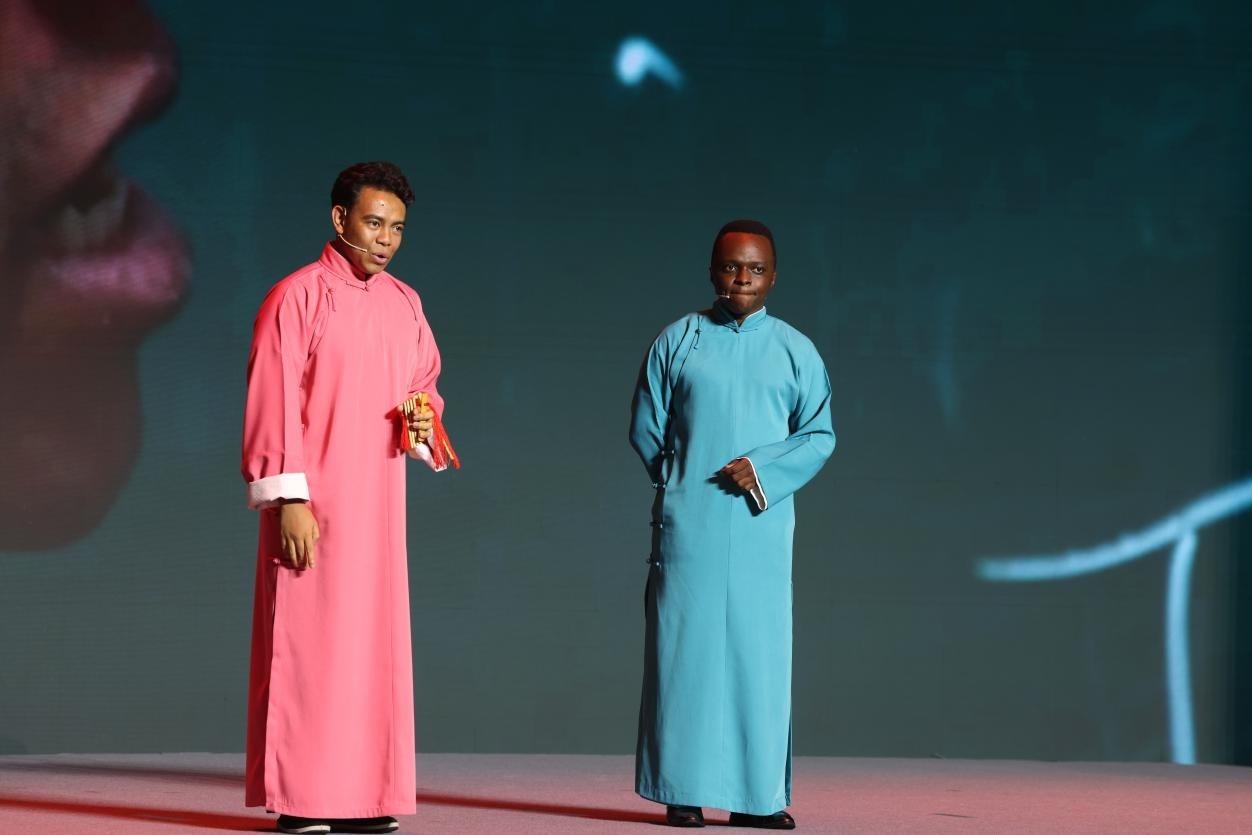 來自馬達加斯加的北京外國語大學(xué)教師唐磊（左）和來自肯尼亞的天津師范大學(xué)博士生孔愛凱（右）說唱大運河。