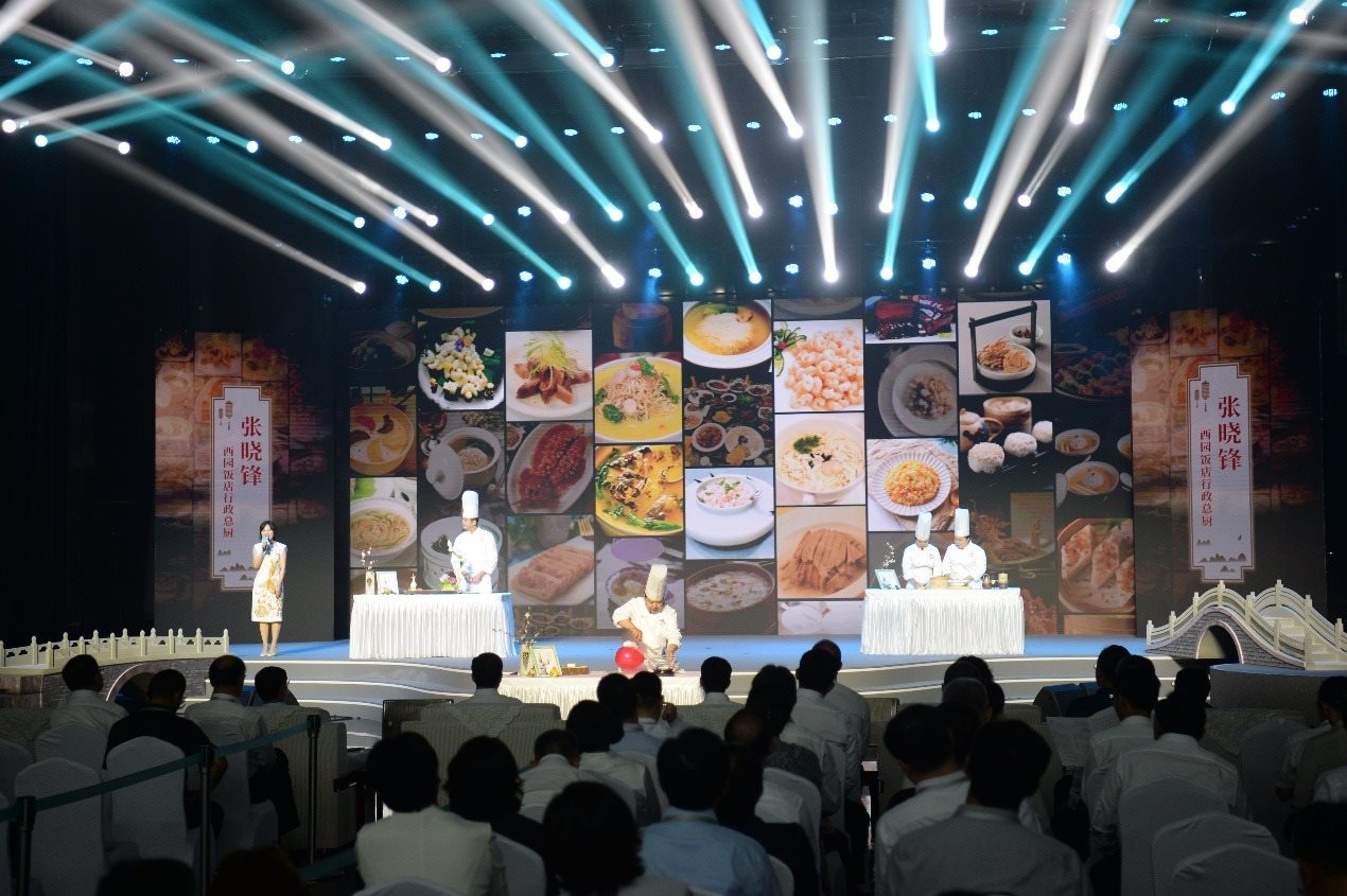 花園國際大酒店廚師長朱燾、西園飯店行政總廚張曉鋒、冶春面點總廚倪秋香、冶春面點制作技藝第五代傳人陳詩雅展示淮揚菜絕技。