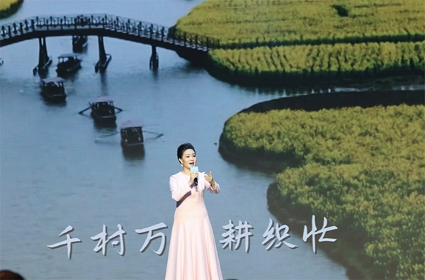 歌唱家、中國音樂學(xué)院教授雷佳現(xiàn)場演唱。