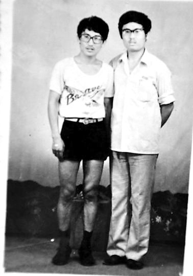 薛其坤（左）與大學同學合影。