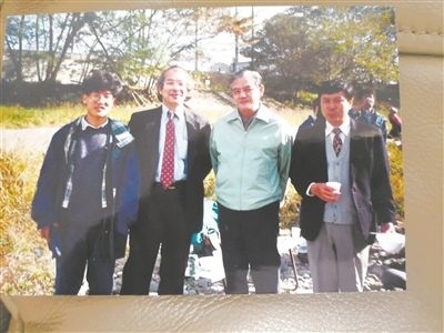 薛其坤（左一）在日本求學期間與導師櫻井教授合影。受訪者供圖