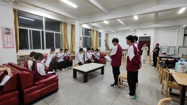 圖②：武平法院法官指導學生彩排。