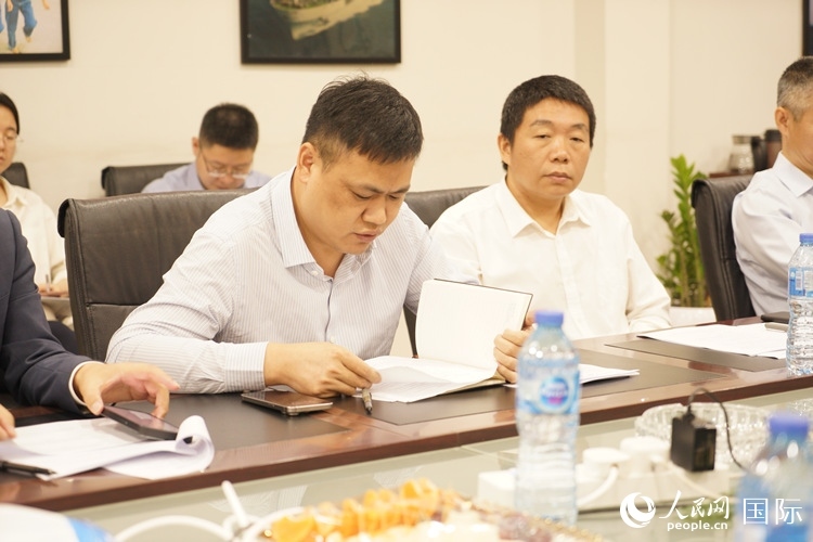 新當(dāng)選尼日利亞中國(guó)礦業(yè)聯(lián)合會(huì)會(huì)長(zhǎng)中國(guó)和聯(lián)公司董事長(zhǎng)李輝發(fā)言。人民網(wǎng)記者 姜宣攝