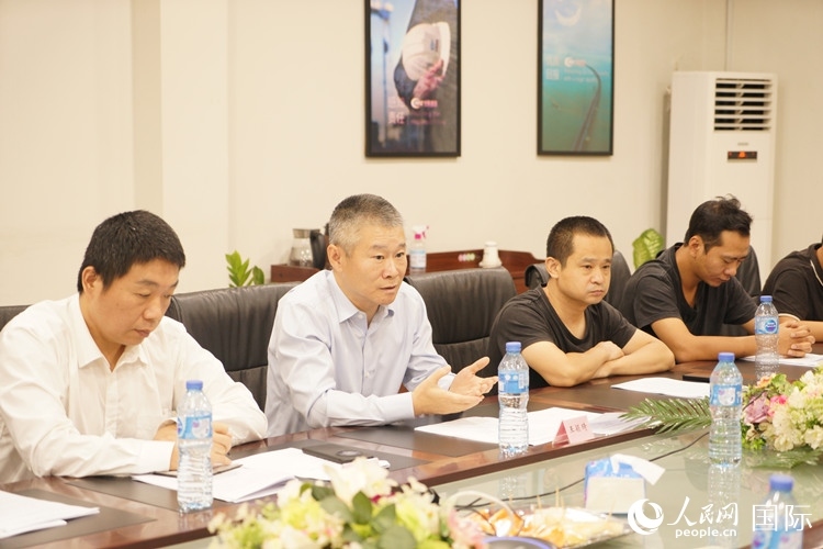 駐尼日利亞使館經(jīng)商處公參王穎琦（左二）講話(huà)。人民網(wǎng)記者 姜宣攝