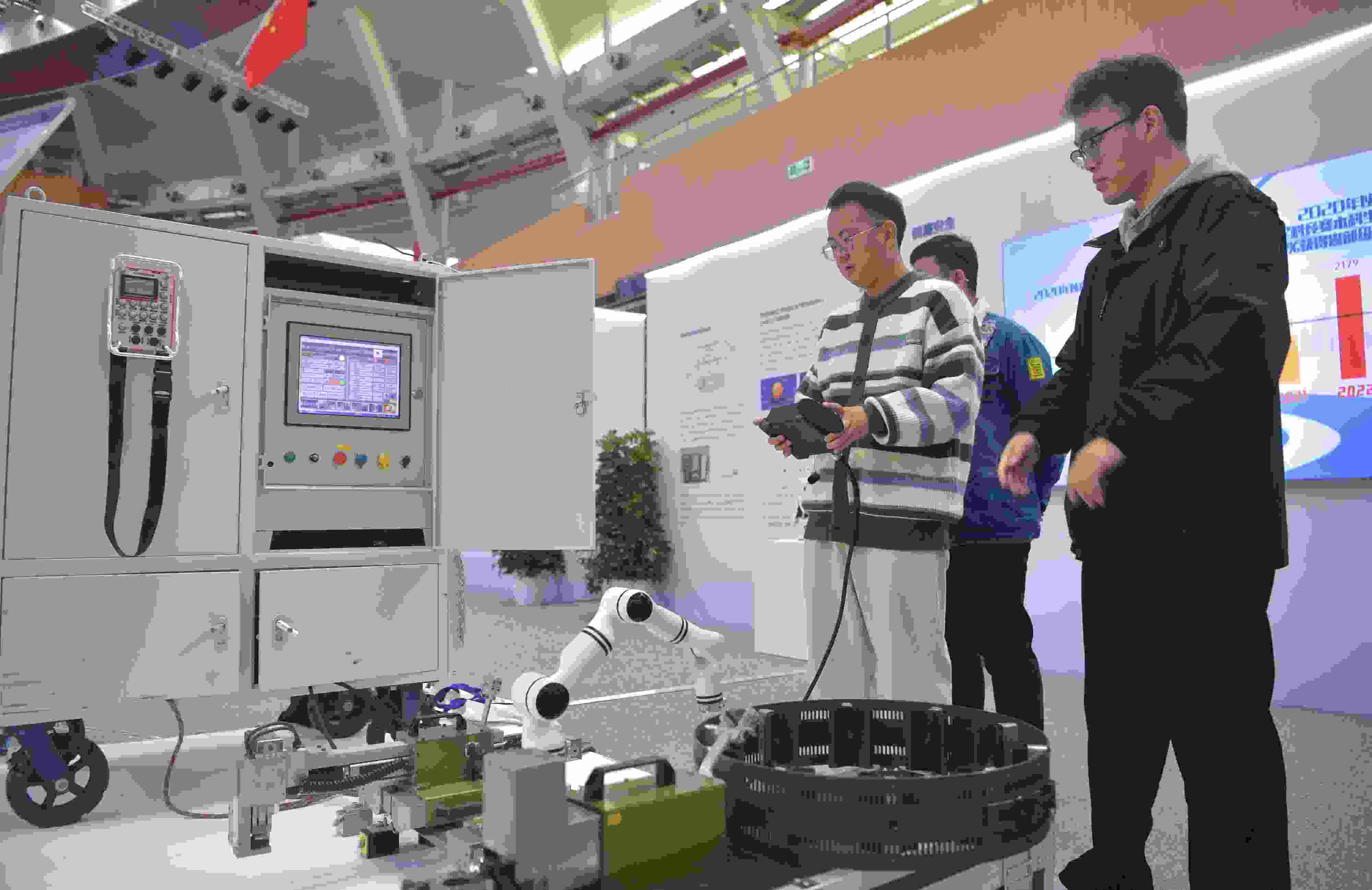 2023年，京南地區(qū)高?？萍汲晒平闀诒本┙ㄖ髮W大興校區(qū)舉行。圖為高校師生在展示管道全位置焊接機器人系統(tǒng)成果。