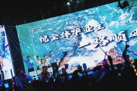歌曲《祝你一路順風(fēng)》演出現(xiàn)場。供圖：日照職業(yè)技術(shù)學(xué)院