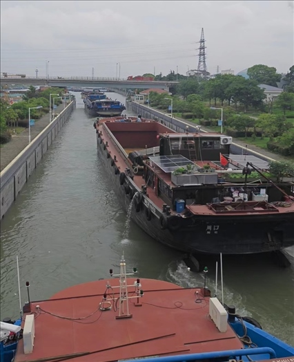 諫壁船閘內(nèi)船只正在過閘。人民網(wǎng)記者 黃鈺攝