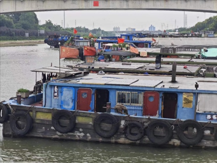 停泊在水上服務(wù)區(qū)的船只。人民網(wǎng)記者 黃鈺攝