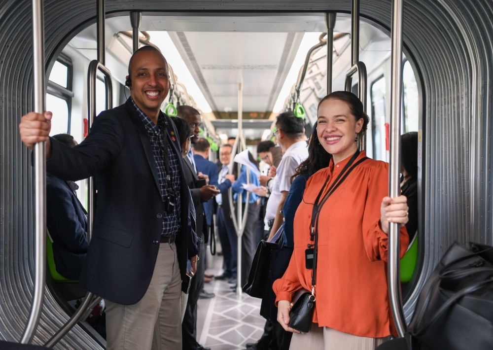 2024年4月22日，拉美和加勒比國家駐華使節(jié)、機(jī)構(gòu)代表和記者應(yīng)外交部邀請，在襄陽騰龍汽車有限公司參訪。新華社記者 杜子璇 攝