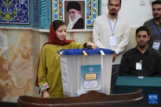 6月28日，伊朗選民在德黑蘭的一處投票站參加總統(tǒng)選舉投票。新華社記者 沙達提 攝