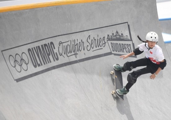 6月20日，鄭好好在比賽中，她在預賽中最佳成績?yōu)?2.60分。當日，巴黎奧運會資格系列賽布達佩斯站滑板女子碗池預賽在布達佩斯舉行。新華社記者 賀燦鈴 攝