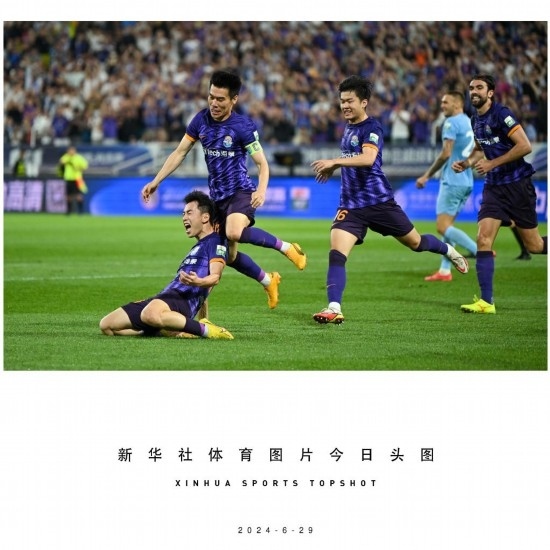  6月29日，天津津門虎隊球員劉俊賢（左一）在比賽中進球后慶祝。新華社記者 孫凡越 攝