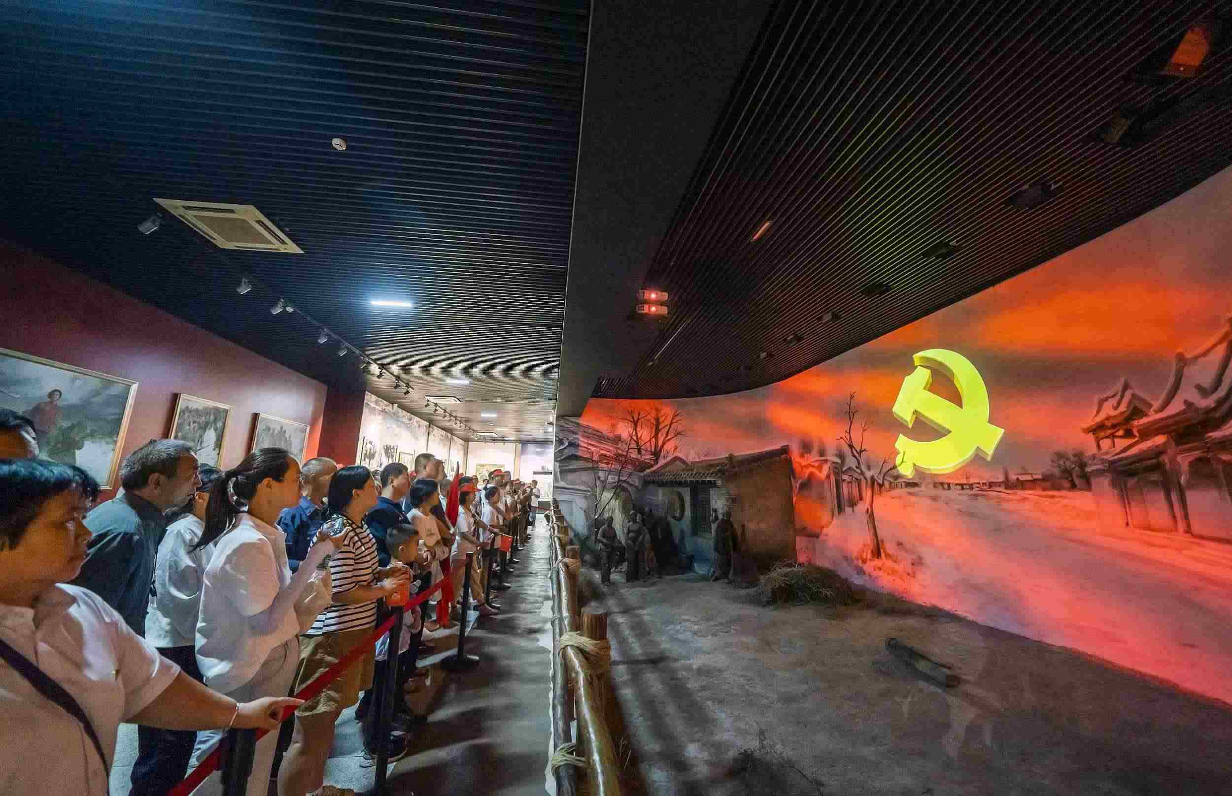 山西呂梁，游客正在文水縣劉胡蘭紀(jì)念館參觀。（圖片來源：視覺中國）