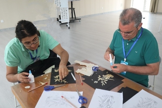 葡萄牙魯班工坊師生制作麥秸畫(huà)。