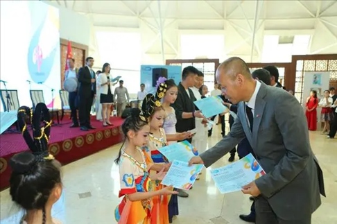 △當(dāng)?shù)貢r間6月27日，2024“未來世界”國際青少年藝術(shù)展演在塔吉克斯坦國家博物館開幕。