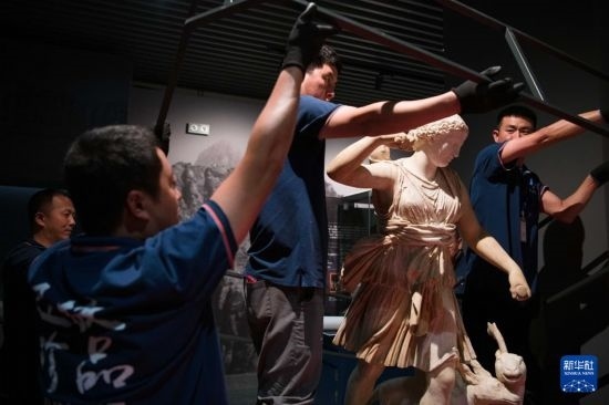 7月2日，工作人員將開箱后的古希臘文物放置在展臺上。新華社記者 張端 攝