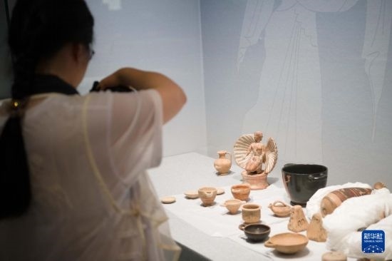 7月2日，開箱后的古希臘文物被工作人員移入展柜。新華社記者 張端 攝