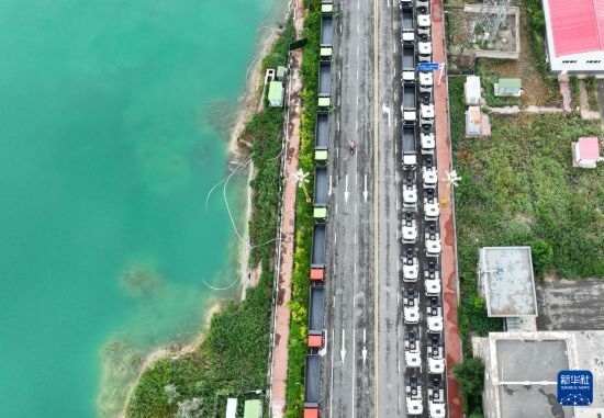 7月2日，車輛在巴克圖口岸有序出境（無(wú)人機(jī)照片）。新華社發(fā)（馬丁 攝）