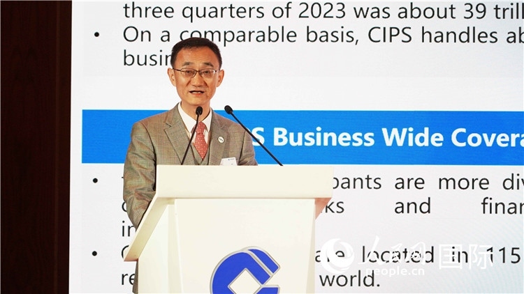跨境銀行間支付清算有限責(zé)任公司總裁許再越發(fā)言。 人民網(wǎng) 張茜 攝