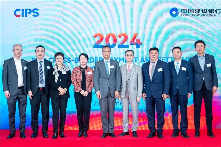 鄭冰開公使與CIPS公司、建行總行以及在南中資銀行合影、留念。（中國建設(shè)銀行約翰內(nèi)斯堡分行供圖）