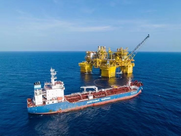 “深海一號”正在開展凝析油外輸作業(yè)。徐海舟攝