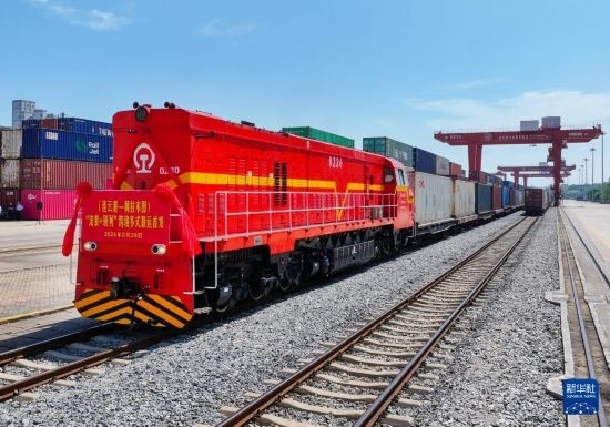 5月29日，在中哈連云港物流合作基地，首列連云港-阿拉木圖“滾裝+班列”跨境多式聯(lián)運專列整裝待發(fā)（無人機照片）。新華社發(fā)（王健民 攝）