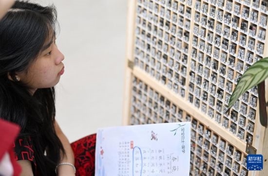 7月3日，外國(guó)學(xué)生在了解中國(guó)的活字印刷。新華社記者 李然 攝