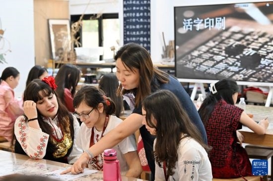 7月3日，外國(guó)學(xué)生在了解中國(guó)文化。新華社記者 李然 攝