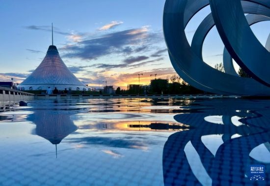 這是7月1日在哈薩克斯坦首都阿斯塔納拍攝的“可汗之帳”購(gòu)物中心。新華社記者 岳月偉 攝