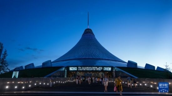 這是7月1日在哈薩克斯坦首都阿斯塔納拍攝的“可汗之帳”購物中心。新華社記者 王建華 攝