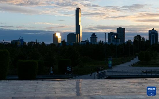 這是7月2日拍攝的哈薩克斯坦首都阿斯塔納市中心的建筑群。新華社記者 白雪騏 攝
