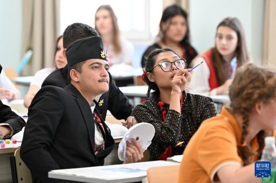 7月3日，外國(guó)學(xué)生在學(xué)習(xí)中國(guó)文化。新華社記者 李然 攝