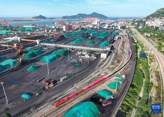 6月26日，“韓國-連云港-中亞”國際多式聯(lián)運班列從中哈連云港物流合作基地出發(fā)，駛往哈薩克斯坦、烏茲別克斯坦（無人機照片）。班列運載的55個大柜此前于6月13日從韓國境內(nèi)發(fā)出，經(jīng)釜山港海運抵達連云港后轉(zhuǎn)由鐵路運輸。新華社記者 季春鵬 攝