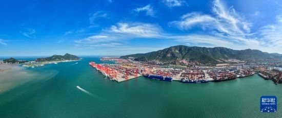 6月26日，貨輪?？吭谶B云港港集裝箱碼頭（無人機照片）。新華社記者 季春鵬 攝